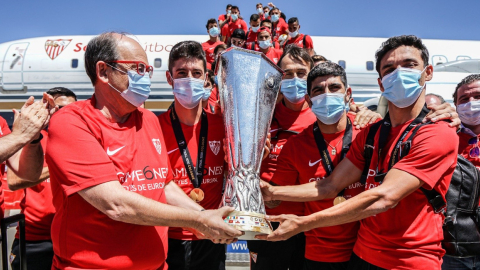 Los jugadores del conjunto español se tomaron una foto con el trofeo de la Europa League en su arribo de Sevilla, este sábado 22 de agosto de 2020.