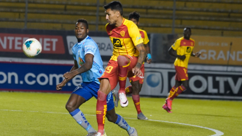 Los jugadores de Aucas  celebran el primer tanto del partido frente a Liga de Quito en el estadio Gonzalo Pozo, este sábado 22 de agosto de 2020.