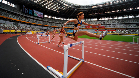 Haruka Shibata durante los 400 metros vallas femeninos del Golden Grand Prix 2020 Tokio, en el Estadio Olímpico en Tokio, este domingo 23 de agosto de 2020. 