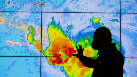 Funcionario de la Centro de Operaciones de Emergencias (COE) explica a la prensa el desarrollo de la tormenta tropical Laura, en Santo Domingo (República Dominicana).