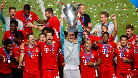 El portero de Manuel Neuer levanta el trofeo mientras sus compañeros de equipo celebran después de ganar la final de la UEFA Champions League, este domingo 23 de agosto de 2020.