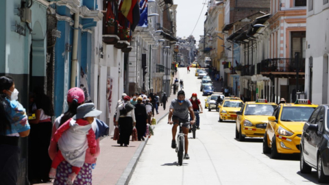 Personas en las calles del Centro Histórico de Quito, el 25 de agosto de 2020.