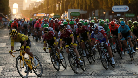 Egan Bernal durante la última etapa del Tour de Francia 2019, el 28 de julio, paseando en los Campos Elíseos en París.