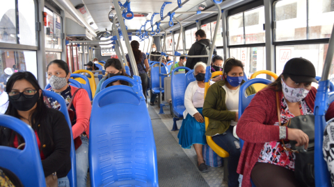 Ciudadanos usan el transporte público terrestre en Cuenca, el 20 de agosto de 2020.