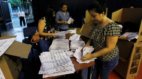 Los miembros de las mesas cuentan los votos de los candidatos a presidente, en las elecciones del 19 de febrero de 2017, en Guayaquil.