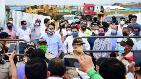 Protestas en el terreno donde debía construirse el hospital de Pedernales, donde hizo un recorrido el ministro de Obras Públicas, Gabriel Martínez (centro), el 9 de junio de 2020.