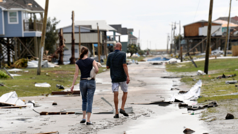 Los residentes miran la destrucción generalizada en Holly Beach, Louisiana, el 27 de agosto de 2020, el día en que el huracán Laura azotó la costa del Golfo como una tormenta de categoría 4.