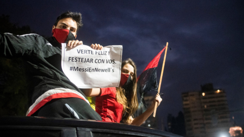 Un hincha de Newell's durante una caravana en Rosario, Argentina, el jueves 27 de agosto de 2020.