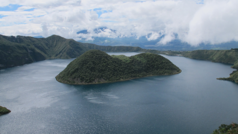 La laguna de Cuicocha, que forma parte del Parque Nacional Cotacachi Cayapas, es uno de los lugares abiertos a los turistas este 28 de agosto de 2020.