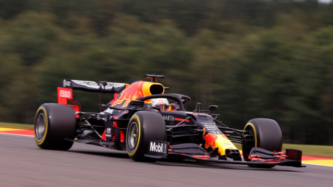 Max Verstappen, de Red Bull, durante una vuelta en el segundo entrenamiento libre en Bélgica, el viernes 28 de agosto de 2020.