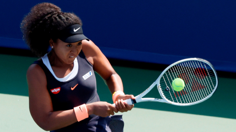 Naomi Osaka contra Elise Mertens durante su partido de semifinales en el Western and Southern Open, Nueva York, este viernes 28 de agosto de 2020.