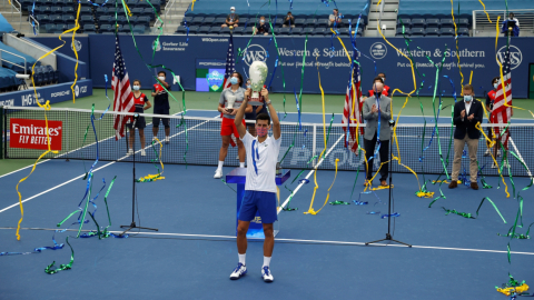 El serbio Novak Djokovic celebra su título en Cincinnati, el sábado 29 de agosto de 2020.