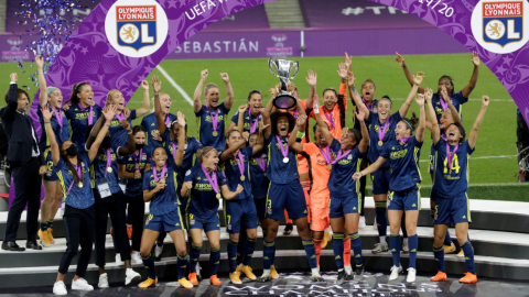 Las jugadoras del Olympique de Lyon celebra su quinto título consecutivo de Champions League.