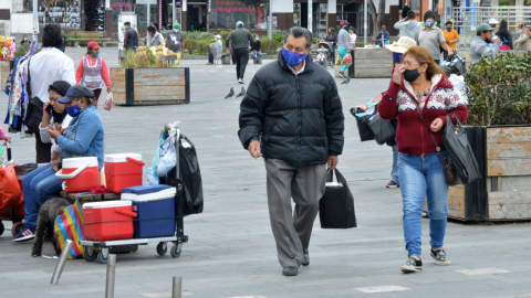 Personas caminan por las calles del Centro Histórico de Cuenca, el 28 de agosto de 2020.