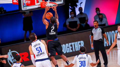 Imagen de una anotación de de Kawhi Leonard, para los Angeles Clippers, en el encuentro frente a Mavericks, el domingo 30 de agosto de 2020.