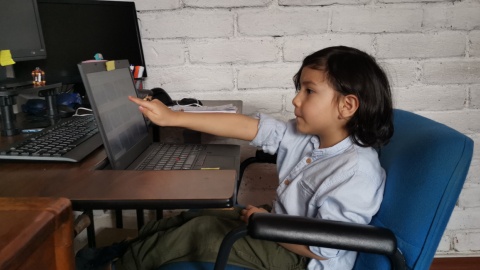 Un niño revisa contenido educativo en una computadora, el 31 de agosto de 2020, un día antes del inicio del año escolar en el régimen Sierra-Amazonía