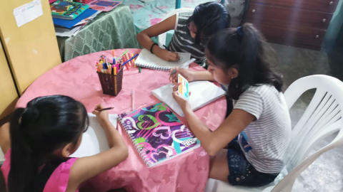 Las tres hijas de María Reyes comparten un celular inteligente para seguir sus estudios este 31 de agosto de 2020.