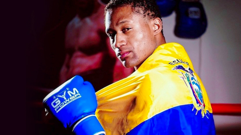 Fotografía del boxeador ecuatoriano, Alexander Espinoza boxeador ecuatoriano, con la bandera Tricolor.