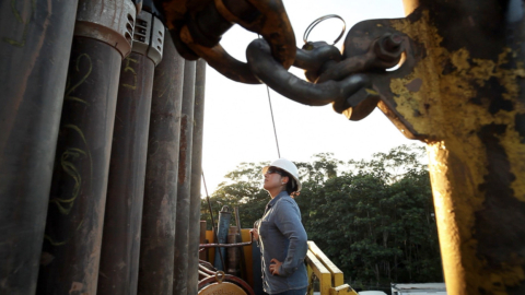 Una trabajadora de Petroecuador durante sus actividades diarias en un campo petrolero de Orellana, en agosto de 2020.