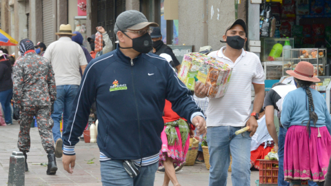 Personas caminan en las calles de Cuenca, el 28 de agosto de 2020 durante la emergencia sanitaria a causa del Covid-19.