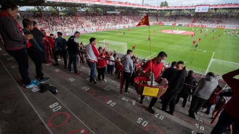 Una de las tribunas del estadio con espectadores en el partido entre Union Berlín y Nuremberg, el sábado 5 de septiembre de 2020.