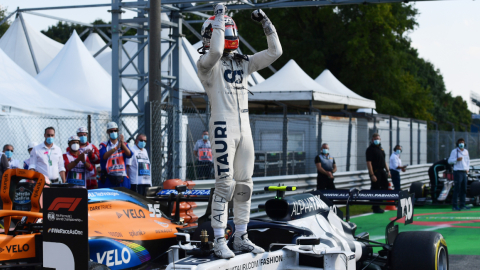 Pierre Gasly festeja su primer Gran Premio de Fórmula 1, el domingo 6 de septiembre de 2020, en Italia.