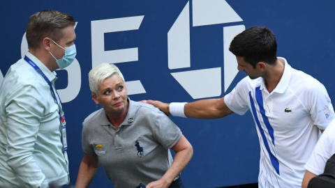 Djokovic pidiendo disculpas a la jueza de silla después de golpearla con la pelota, el domingo 6 de septiembre.