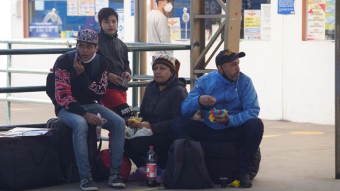 Personas esperan un bus en la terminal terrestre de Carcelén, en el norte de Quito, el 2 de septiembre de 2020.