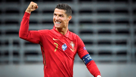 Cristiano Ronaldo celebrando su gol número 100 en el partido contra Suecia, este martes 8 de septiembre de 2020.