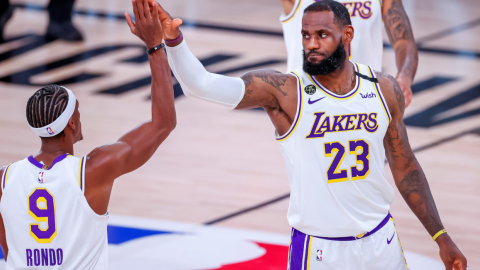 Rajon Rondo y LeBron James festejan el triunfo de Los Angeles Lakers sobre los Houston Rockets, en la NBA, el martes 8 de septiembre de 2020.