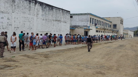 Traslado de internos en el Complejo Penitenciario de Guayaquil, el 3 de septiembre de 2020.