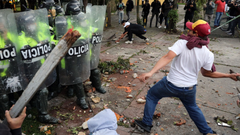 Manifestantes se enfrentan con la Policía frente a un Comando de Acción Inmediata (CAI), durante una protesta por la muerte Javier Ordóñez, en Bogotá, el 9 de septiembre de 2020.