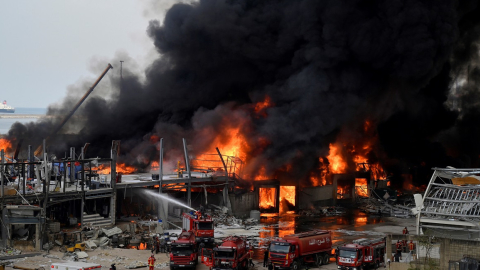 Bomberos de Líbano tratan de extinguir el fuego en el puerto de Beirut, desatado este 10 de septiembre de 2020.