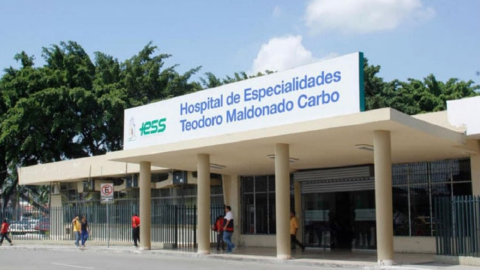 Fachada del hospital Teodoro Maldonado Carbo del IESS, en el sur de Guayaquil, el 11 de septiembre de 2020.