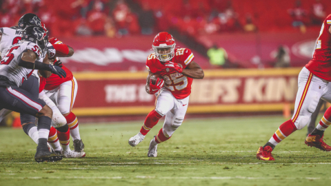 El jugador Clyde Edwards Helaire en una acción a favor de los Chiefs, el jueves 10 de septiembre de 2020 en el regreso de la NFL.