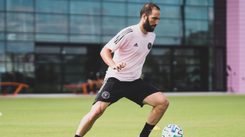 Jorge Mas (i), dirigente de Inter Miami, junto a Higuaín (d), en el aeropuerto de Miami el viernes 11 de septiembre de 2020.