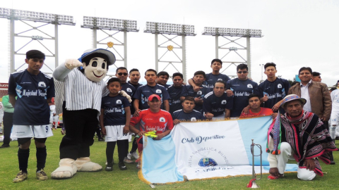 Jugadores del Club Deportivo Majestad Divina en la inauguración de la Superliga Indígena 2019, en el Gonzalo Pozo.