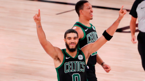 Los jugadores de Celtics celebran su victoria en el séptimo partido de la semifinal de baloncesto de la NBA, el viernes 11 de septiembre de 2020.