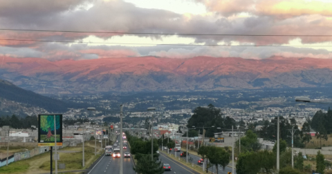 Una vista panorámica de la autopista General Rumiñahui, vía que conecta a Quito con Sangolquí, el 8 de agosto de 2020.