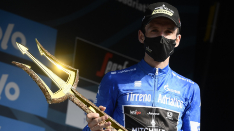 El ciclista británico Simon Yates con el trofeo del Tirreno-Adriático 2020, que ganó este lunes 14 de septiembre de 2020.