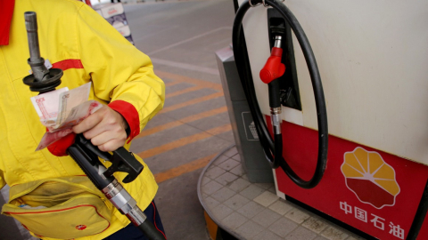 Imagen referencial de una estación de gasolina de la empresa estatal Petrochina, en Beijing, el 27 de agosto de 2020. 