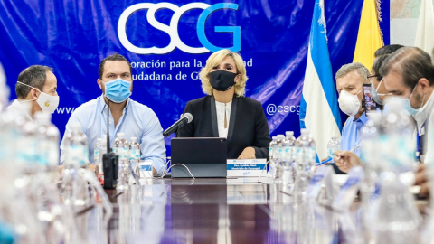 La alcaldesa Cynthia Viteri y otras autoridades del Municipio de Guayaquil en una reunión en la Corporación para la Seguridad Ciudadana. 