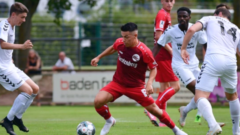 Manolo Rodas (centro) con el balón en un partido de pretemporada con el Bahlingen, el 21 de agosto de 2020.