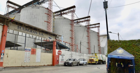 Dos camionetas de la Policía custodian la entrada de Ecuagran S.A., en Guayaquil, el 10 de septiembre de 2020. 