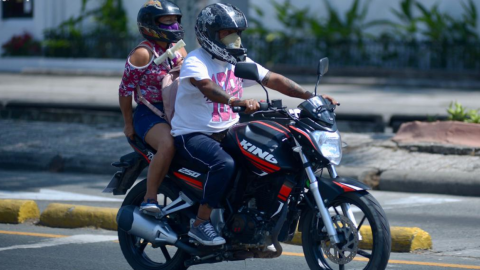 Dos personas a bordo de una moto este 16 de septiembre de 2020 en Guayaquil.