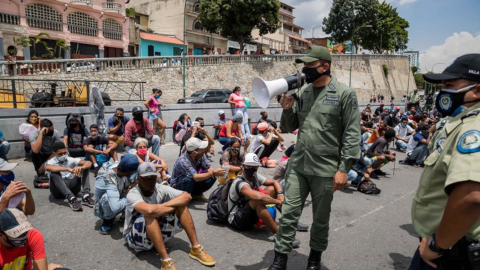 Un militar venezolano llama la atención a ciudadanos que supuestamente violaron las medidas contra el Covid-19 el pasado 15 de septiembre de 2020.