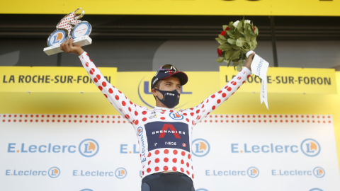 El ecuatoriano Richard Carapaz en el podio del Tour de Francia, luciendo la camiseta de las pepas rojas, el jueves 17 de septiembre de 2020.