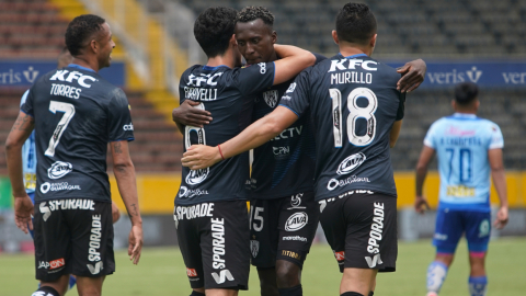 Los jugadores de Independiente festejan uno de los goles contra Macará, el martes 18 de agosto de 2020, en Quito.