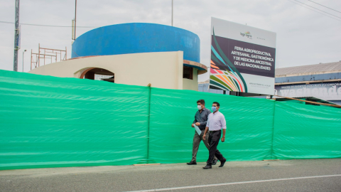 El Alcalde de Lago Agrio, Abraham Freire, durante un recorrido de una obra en el centro de la ciudad, el 10 de septiembre de 2020.