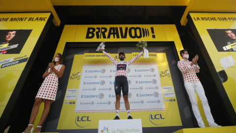 Richard Carapaz durante la premiación como líder de la montaña en el Tour de Francia, el jueves 17 de septiembre de 2020.